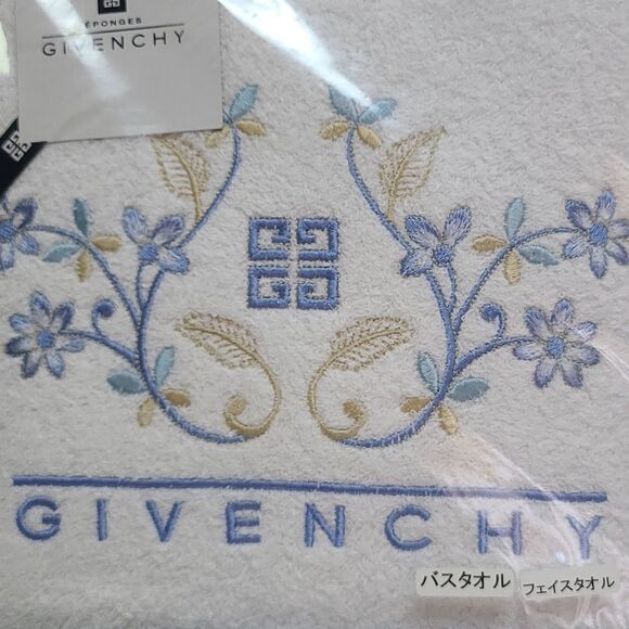 💯 Authentic Givenchy Towel 🍀 - Picture 4 of 7